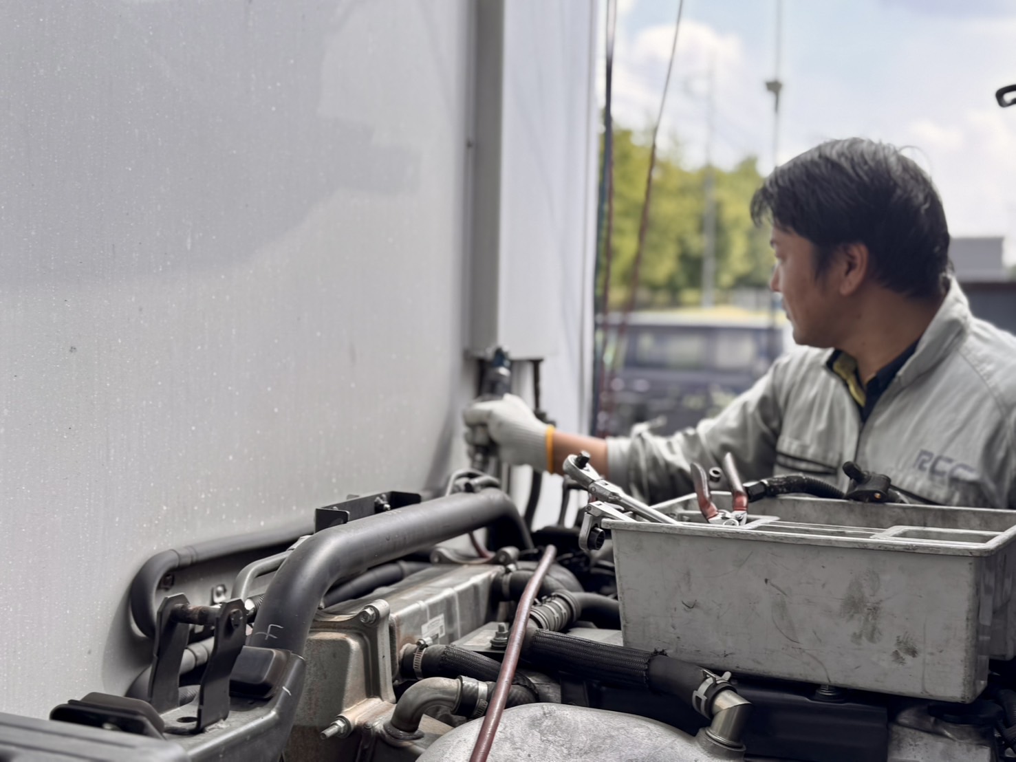 トラック冷凍機の修理作業（現地出張・電装診断・冷媒漏れ点検）